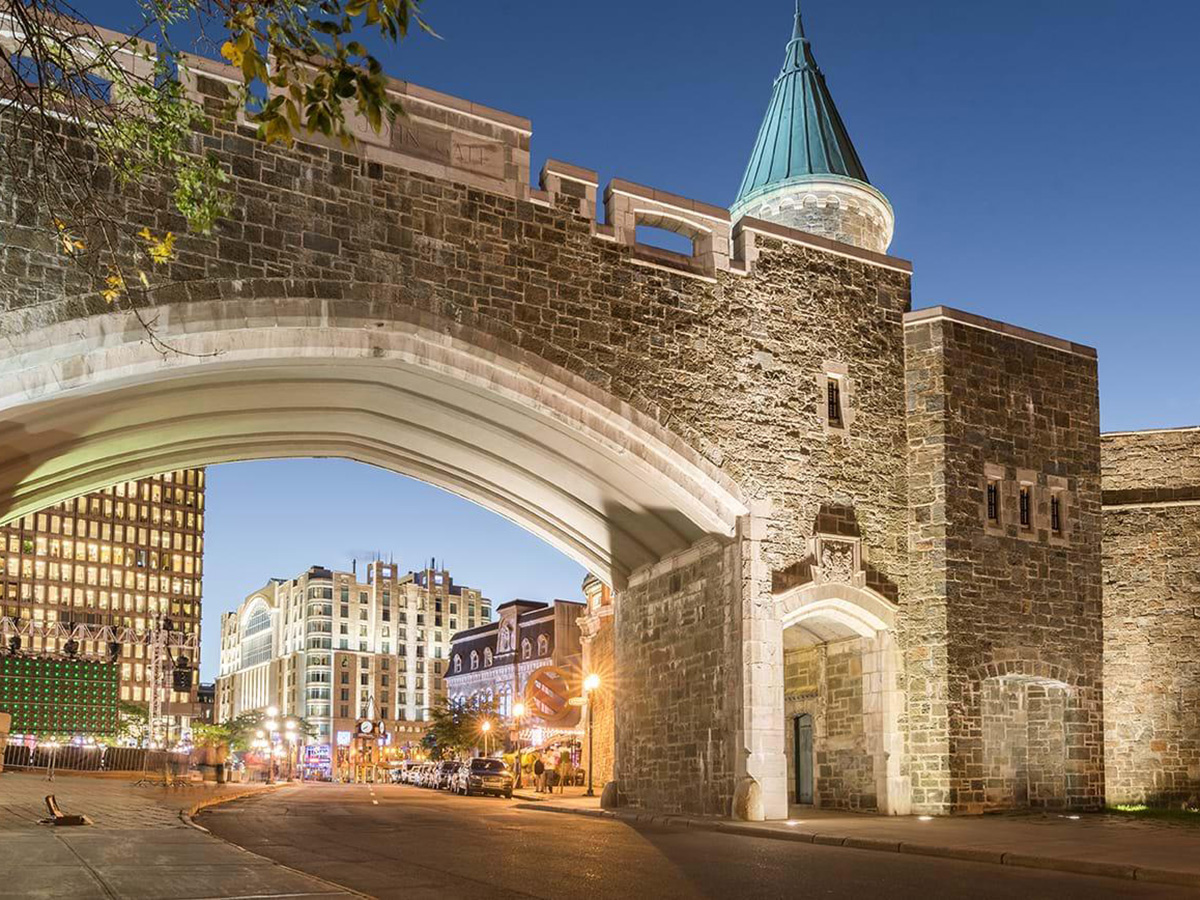 The Quebec Fortifications (St. John's Gate). Photo © Jeff Frenette, Office du tourisme de Québec